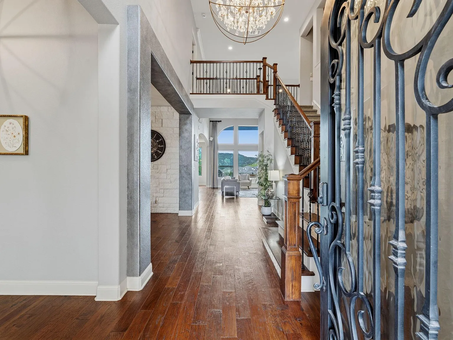 4 bed, 4.5 bath, 4100 sqft, $6,300 — Photo 4