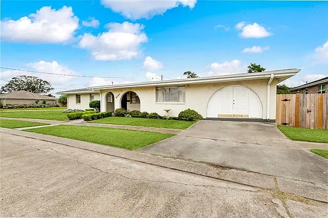 4 bed, 3.0 bath, 2028 sqft, $3,000 — Photo 2