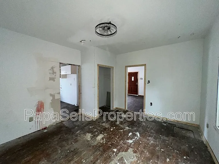 327 E Stuart Ave — Photo 9