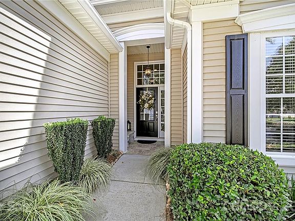 3rd image of 42116 Larkspur Ct