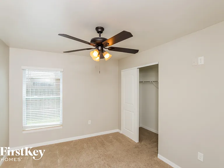 1932 Gloria Cir NE — Photo 10