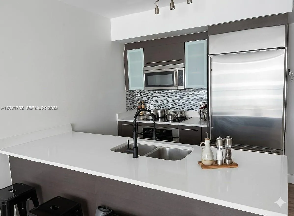 500 Brickell East Condo — Photo 1
