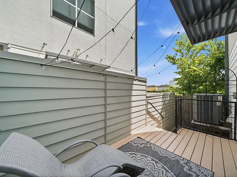 1221 W 17th St — Photo 32