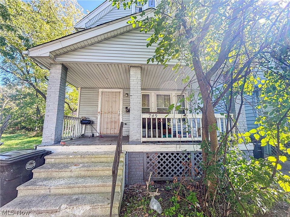 2nd image of 749 E 131st St