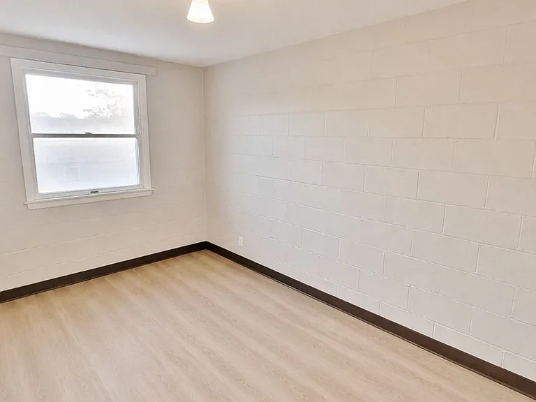 240 W High St — Photo 12
