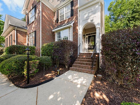 3rd image of 909 Kennesaw Ct