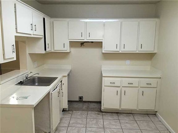 4th image of 2840 Somerset Dr APT 116M
