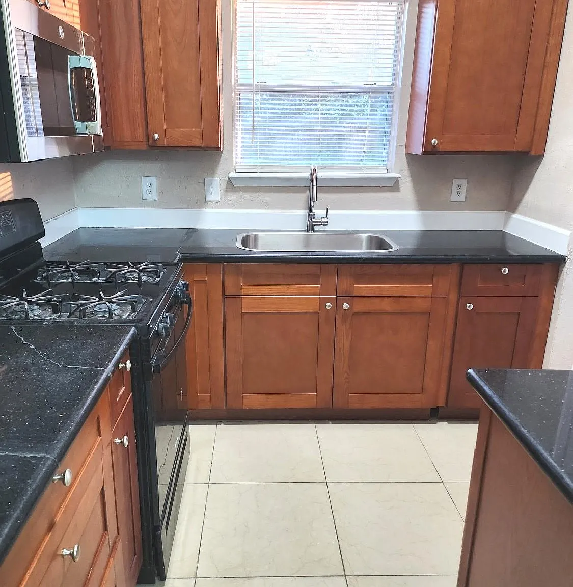 3 bed, 2.0 bath, 1453 sqft, $1,795 — Photo 4