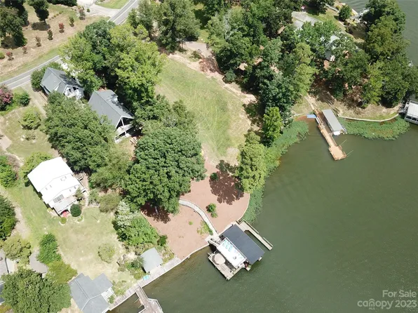 758 Shoreline Dr, New London, NC 28127