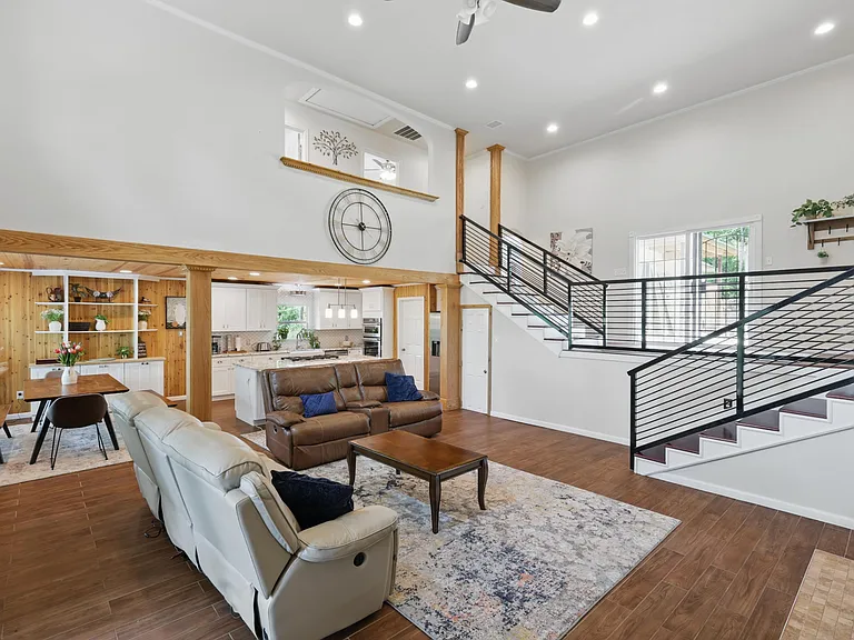 +Appliances new as of 2020 
+Sleeper sofa in living room