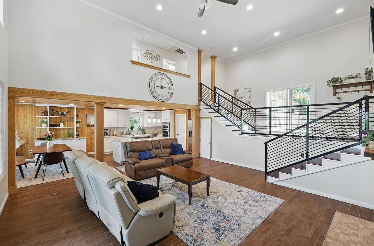 +Appliances new as of 2020 
+Sleeper sofa in living room - 1520 Oakhurst Scenic Dr