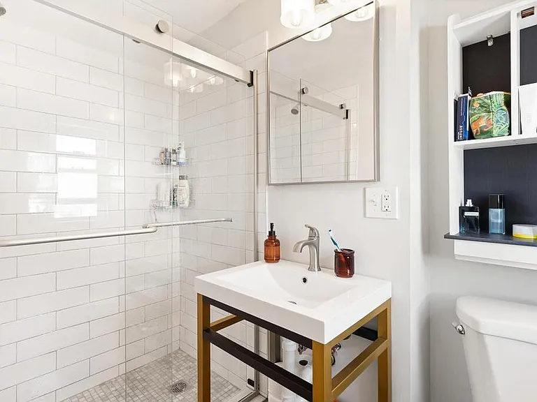 2 Essex St #2R — Photo 8