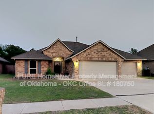 932 Ashwood Ln, Moore, OK 73160