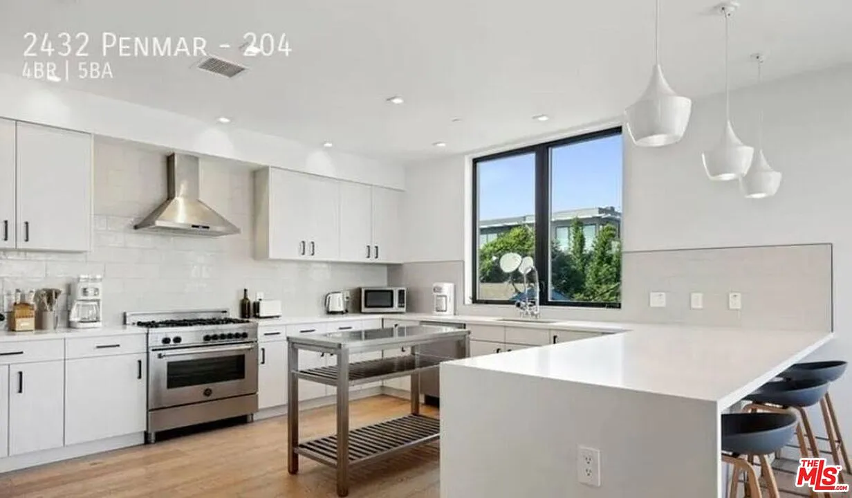 4 bed, 4.5 bath, $9,950 — Photo 4