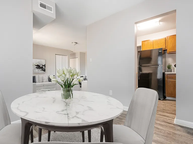 Signal Hill Apartments and Towhomes — Photo 10