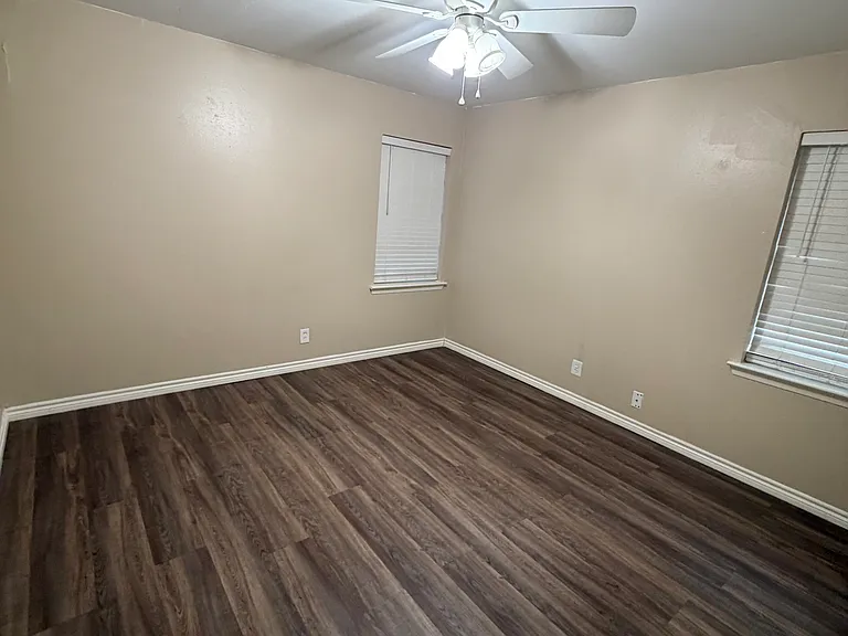 1219 Hampshire Ln #B — Photo 17