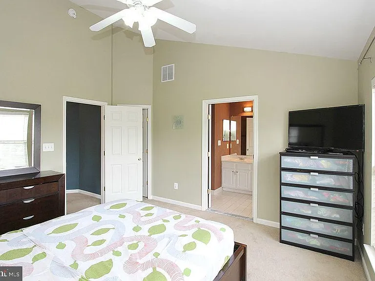 44269 Cornish Ln — Photo 8