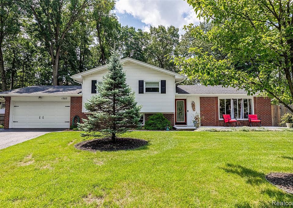 1303 Fir Dr, Temperance, MI 48182 | MLS #2210063257 | Zillow