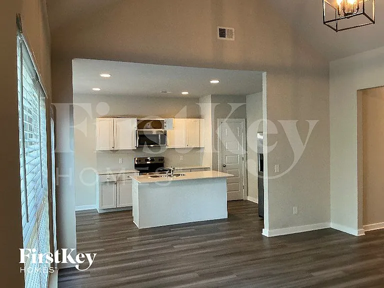 300 Avalon Way — Photo 4