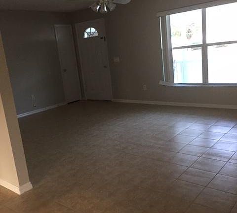 LIVING ROOM/ ENTRY WAY