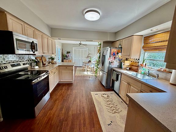 kitchen looking toward breakfast room