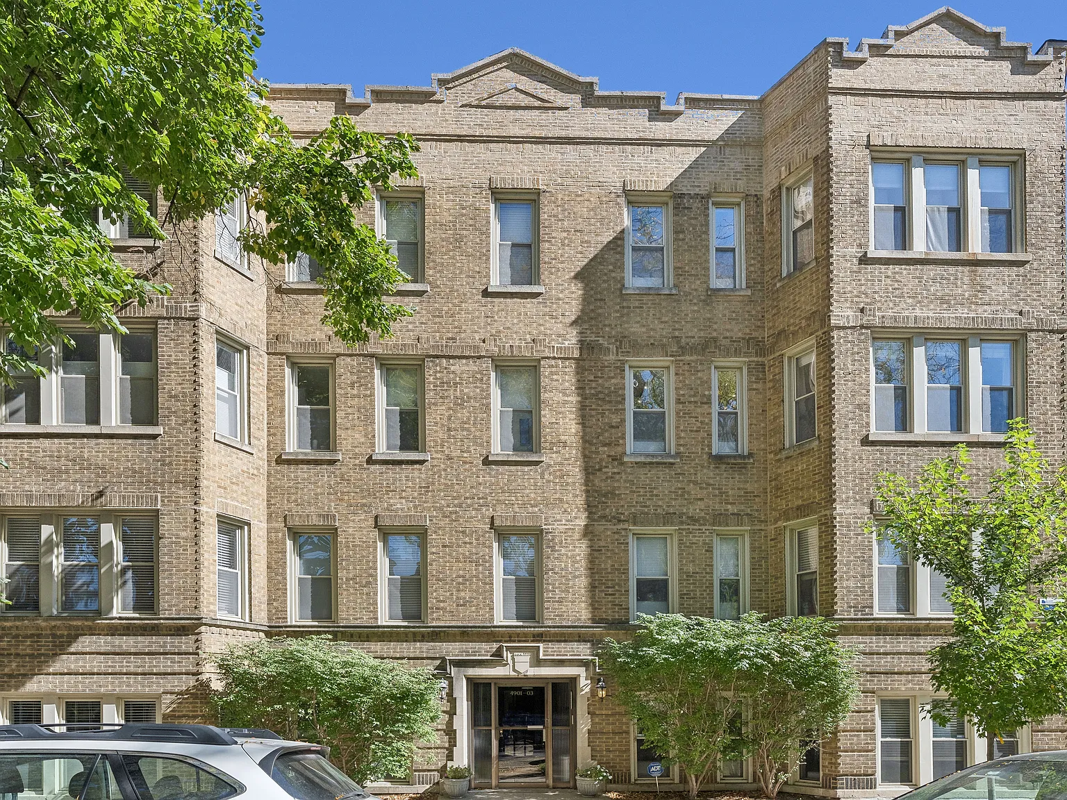 4901 N Leavitt St — Photo 1