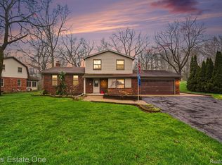 1355 Grebe Rd, Highland, MI 48357