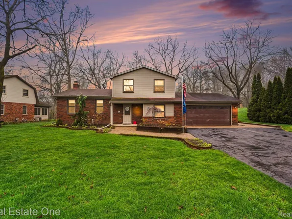1355 Grebe Rd, Highland, MI 48357