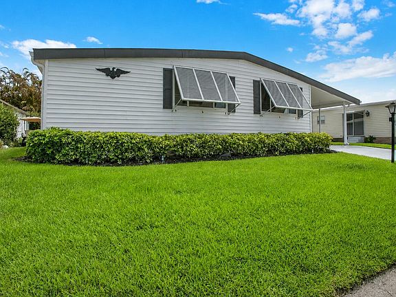 4th image of 140 NE Pinelake Village Boulevard