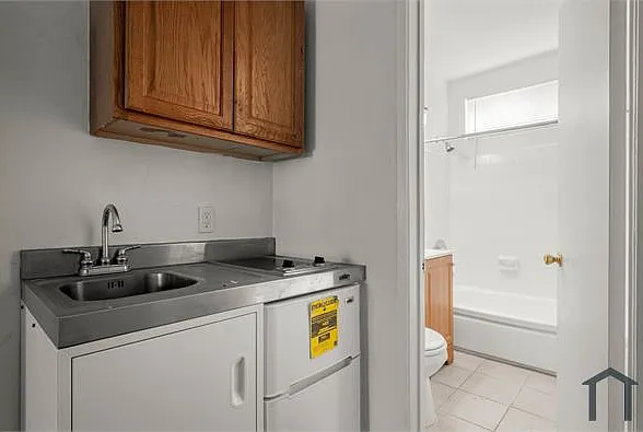 Studio, 450 sqft, $2,041 — Photo 3