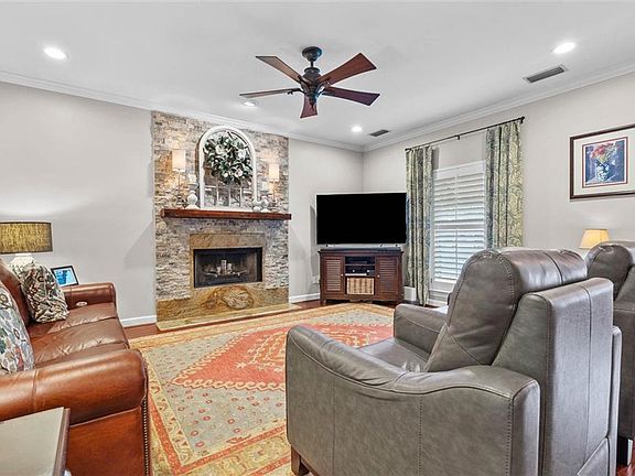 3rd image of 2121 Victoria Dr
