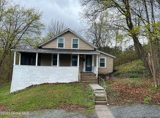 48 Saunders St, Whitehall, NY 12887