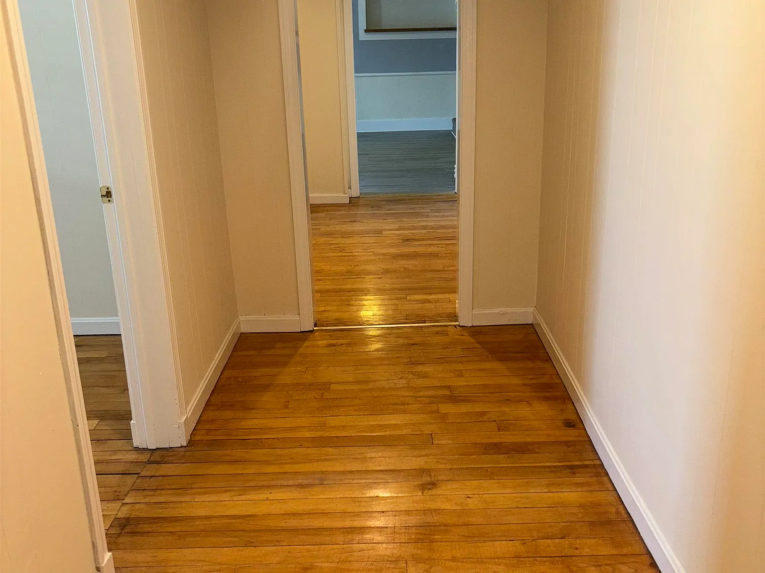 3 bed, 1.0 bath, 1200 sqft, $1,900 — Photo 2