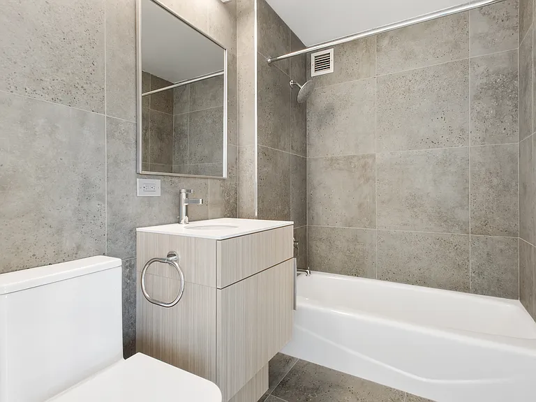 315 W 33rd St — Photo 37