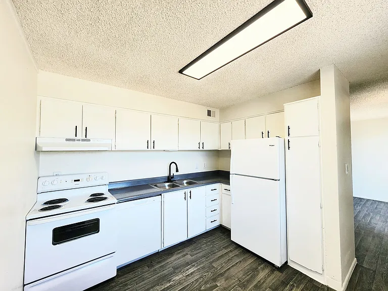 Park West Apartments — Photo 11
