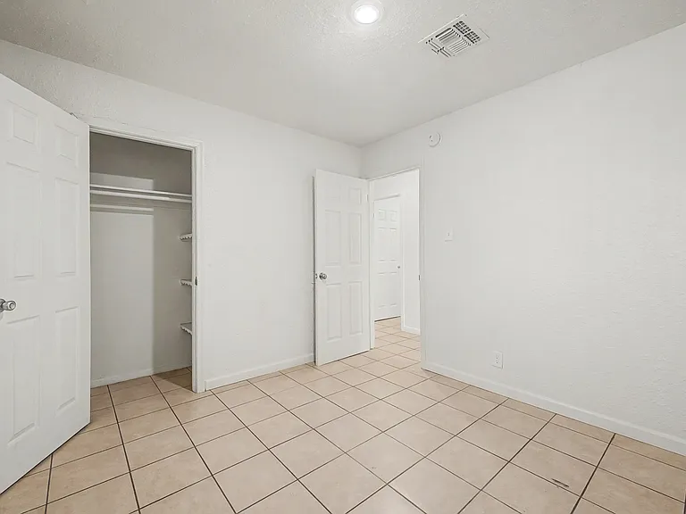 2433 E Cameron Vis — Photo 4