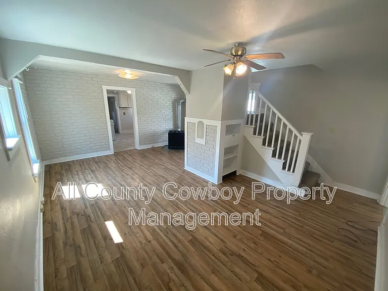 510 E Lewis St — Photo 8