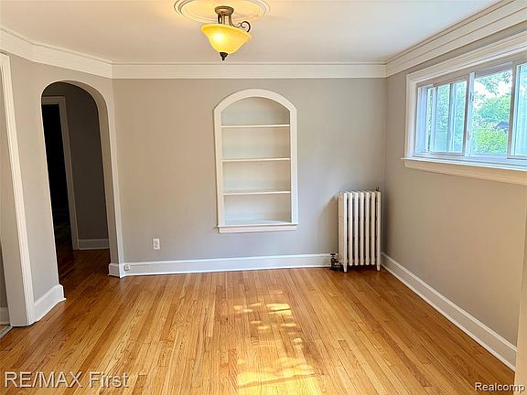3rd image of 383 W Chesterfield St