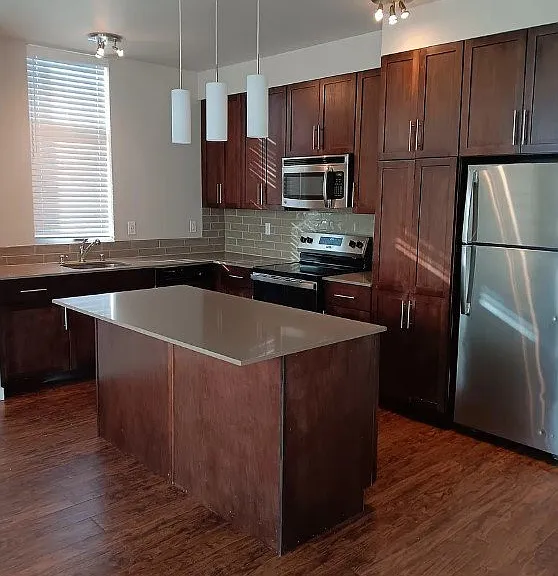 MOTIF APTS — Photo 2