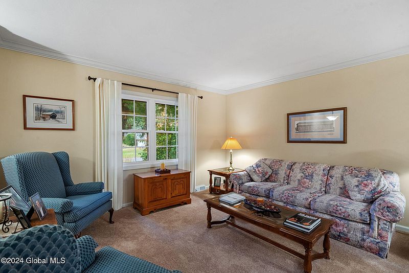 5th image of 46 Evergreen Avenue