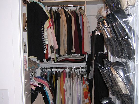 CUSTOM CLOSET