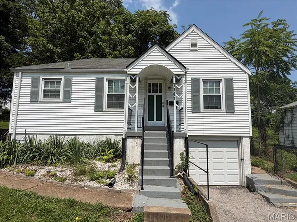 7141 Greenhaven Dr, Saint Louis, MO 63136