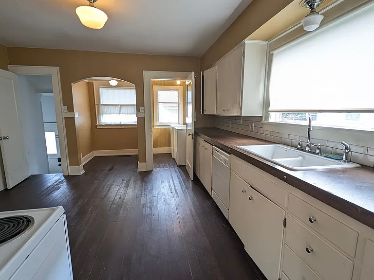 2021 Lombard Ave — Photo 6