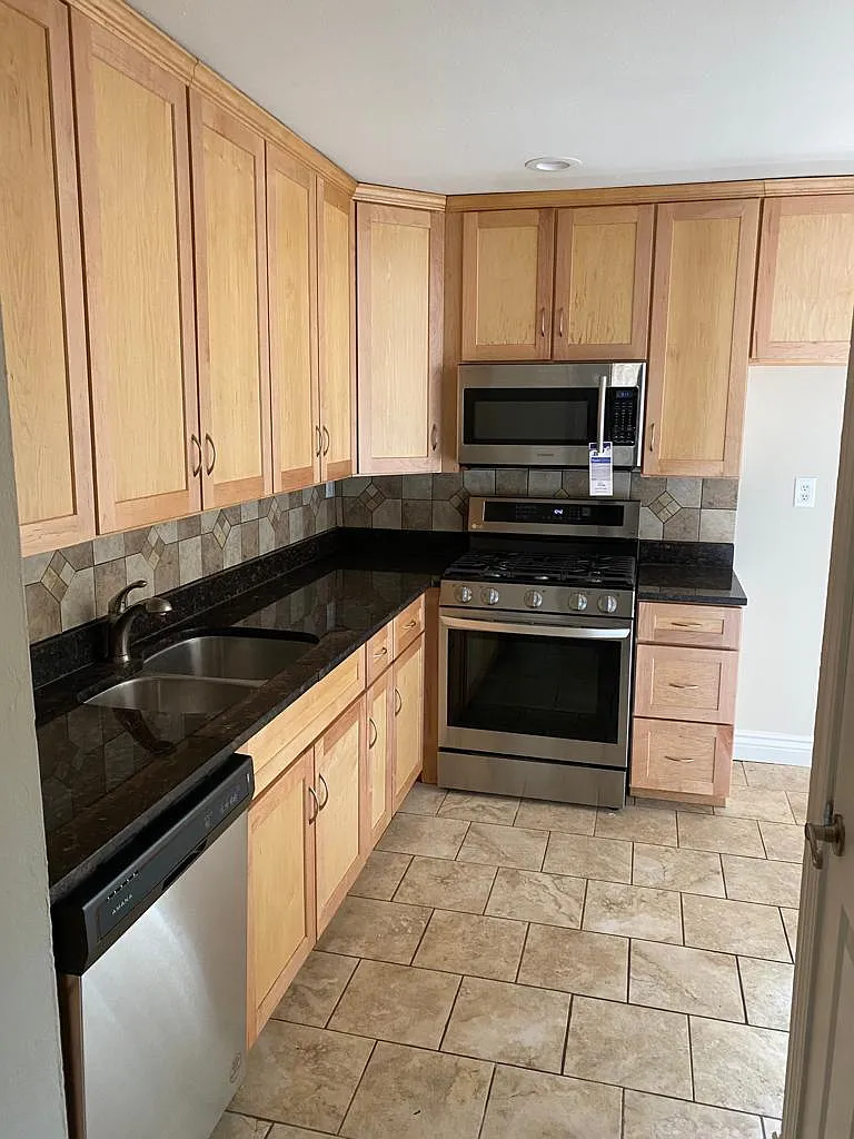 3 bed, 1176 sqft, $2,300 — Photo 3
