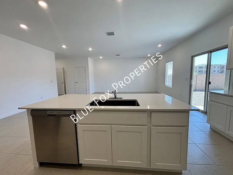 10253 W Sumullen St — Photo 7