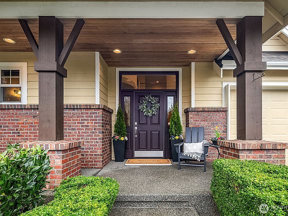 3rd image of 809 235th Avenue NE