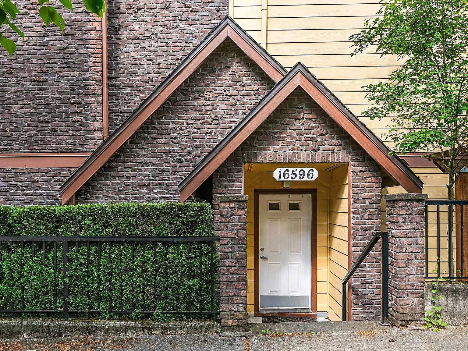 Tudor Manor — Photo 2