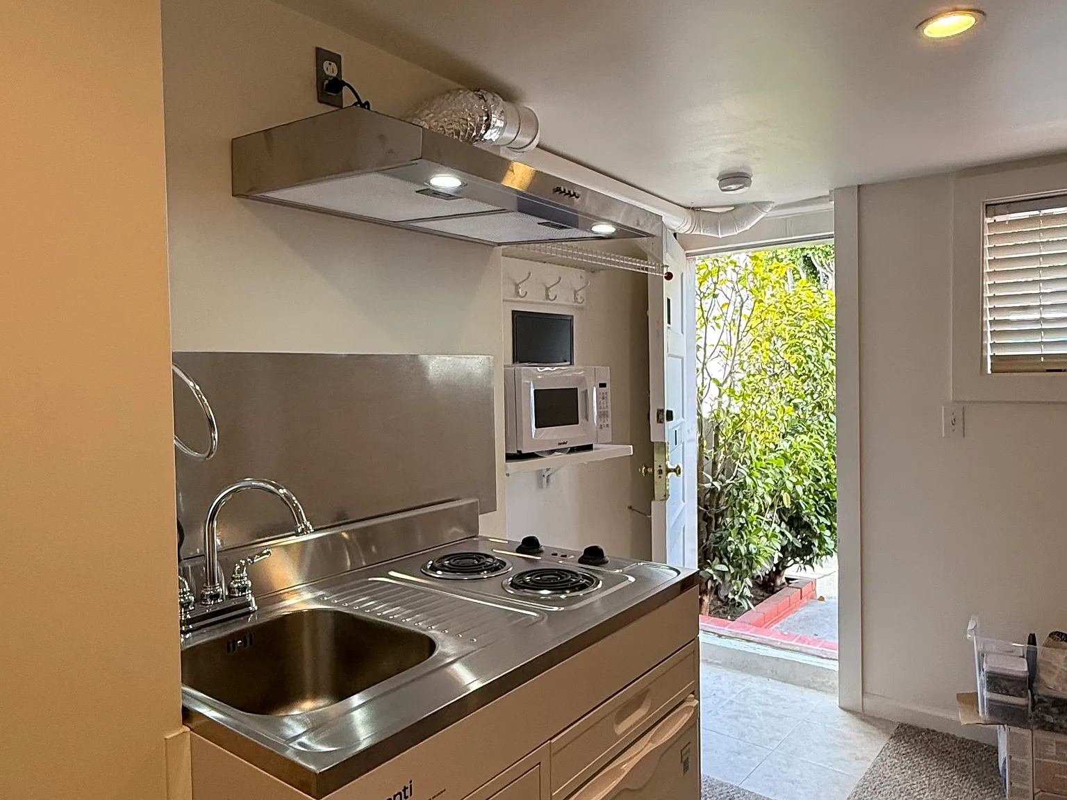 Studio, 140 sqft, $1,995 — Photo 2