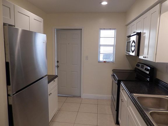 3rd image of 3012 SE 4th Ave #West