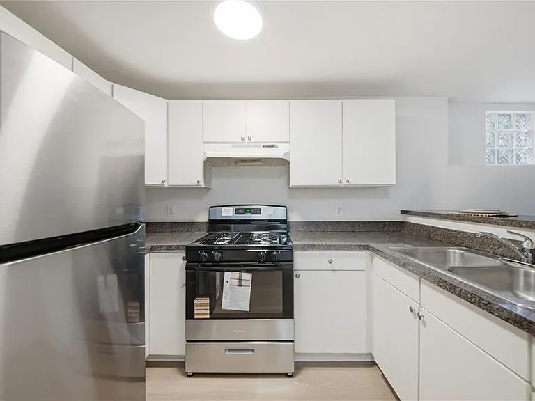 2134 W 6th St #1 — Photo 5